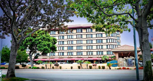 Historic Santa Maria Inn Exterior Photos
