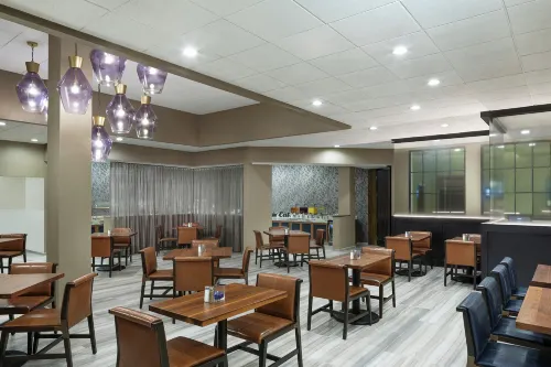 DoubleTree by Hilton Hotel Newark Airport Dining Photos