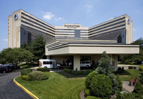 DoubleTree by Hilton Hotel Newark Airport Exterior Photos