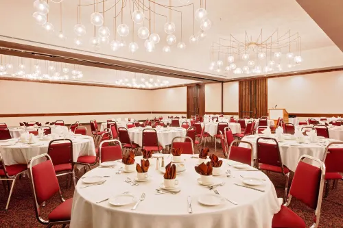 Ramada by Wyndham Pinewood Park Resort North Bay Restauration Photos