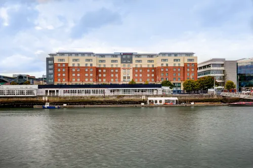 Hilton Garden Inn Dublin City Centre Exterior Photos