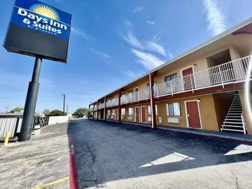 Days Inn & Suites by Wyndham Arlington Near Six Flags Extérieur Photos