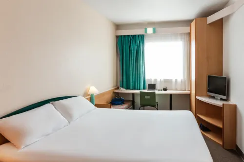 Ibis Granada Photos