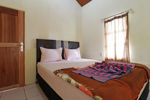 Tuk Tuk Timbul Bungalows Photos