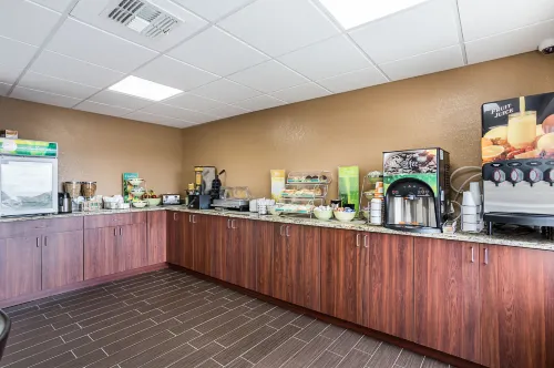 Quality Inn & Suites at Tropicana Field Dining Photos