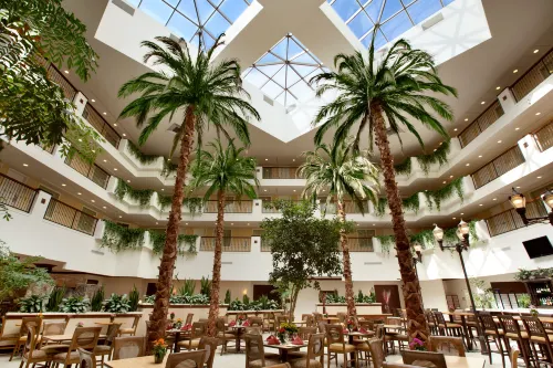 Embassy Suites by Hilton la Quinta Hotel & Spa Restauration Photos