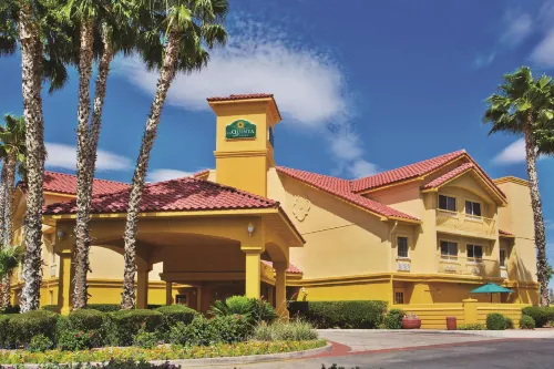 La Quinta Inn & Suites by Wyndham Tucson Airport Rooms Photos