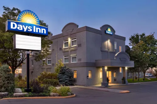 Days Inn by Wyndham Toronto West Mississauga Exterior Photos