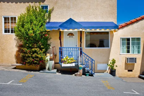 Alpine Inn and Suites Exterior Photos