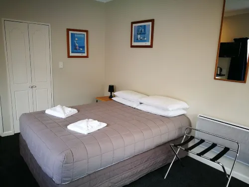 Airport Birches Motel Rooms Photos