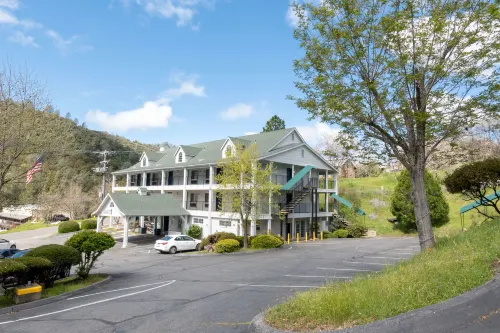 Quality Inn Yosemite Valley Gateway Exterior Photos