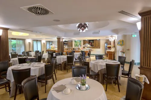 Artemis Hotel Restauration Photos
