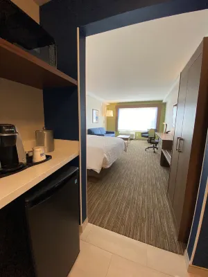 Holiday Inn Express & Suites Aurora Rooms Photos