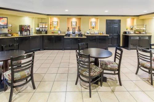 Ramada by Wyndham Ontario Ristorazione Photos