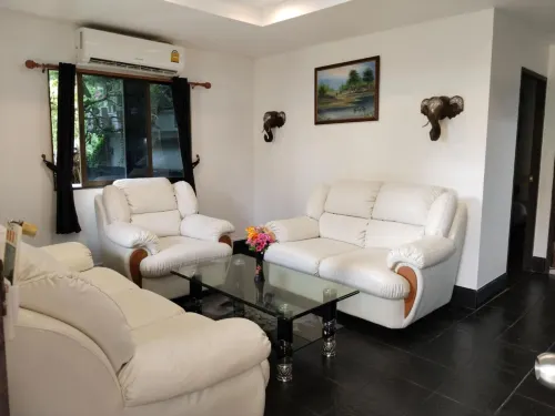 Phratamnak Inn - 100 Meter from Beach Photos