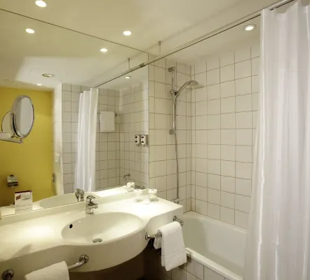 H+ Hotel Bochum Kamar Photos