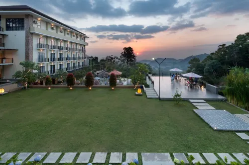 Nava Hotel Tawangmangu Eksterior Photos