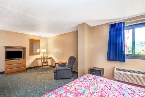 Super 8 by Wyndham Mahwah Rooms Photos
