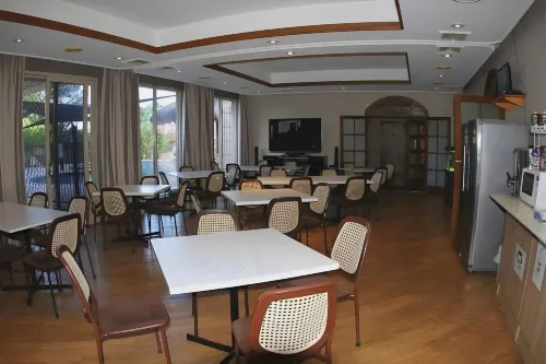 Sleepy Hill Motor Inn Restauration Photos