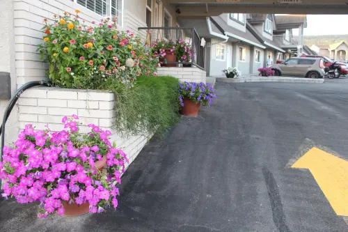 Best Budget Inn & Suites Kamloops Exterior Photos