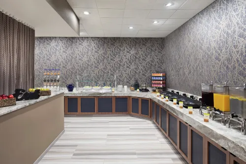 DoubleTree by Hilton Hotel Newark Airport Dining Photos