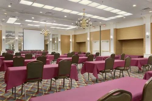 Ramada by Wyndham Rochelle Park Near Paramus Business Facilities Photos