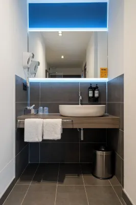 The Aries Hotel Kamar Photos