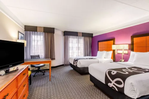 La Quinta Inn & Suites by Wyndham Raleigh Durham Airport Rooms Photos