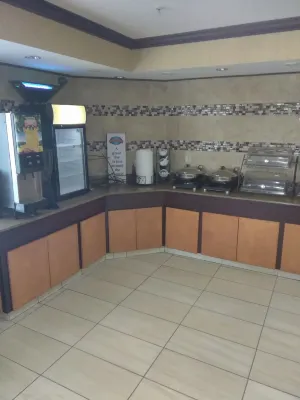 Baymont by Wyndham Madison Heights Detroit Area Dining Photos