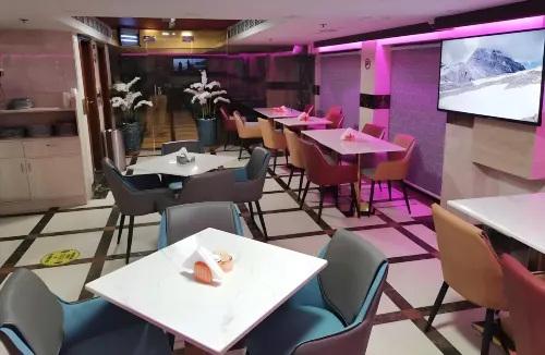 Saffron Hotel Restauration Photos