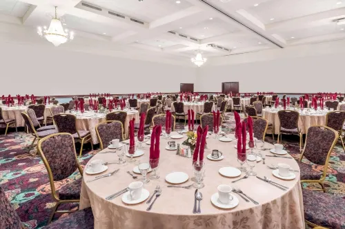 Ramada by Wyndham State College Hotel & Conference Center Restauration Photos