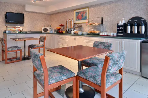 Lexington Inn & Suites-Windsor Dining Photos