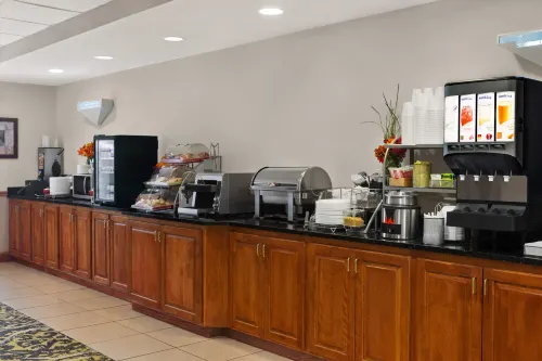 Wingate by Wyndham Chesapeake Dining Photos