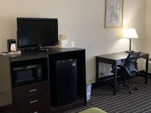 Quality Inn & Suites Pensacola Bayview Rooms Photos