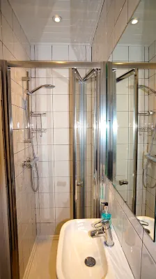 Crestfield Hotel Rooms Photos