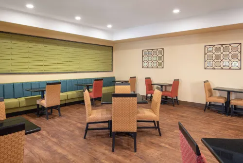 La Quinta Inn & Suites by Wyndham Tucson - Reid Park Restauration Photos