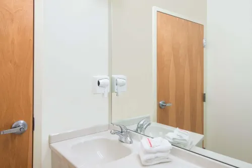 Microtel Inn & Suites by Wyndham Plattsburgh Phòng Photos