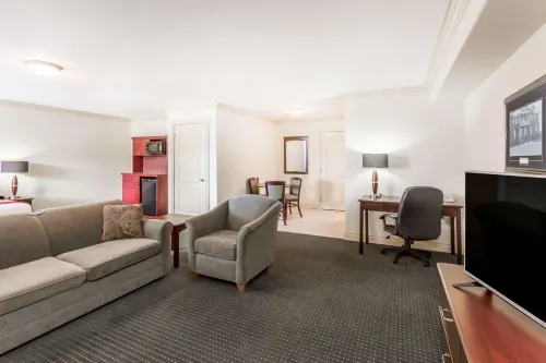 Ramada by Wyndham Hinton Photos