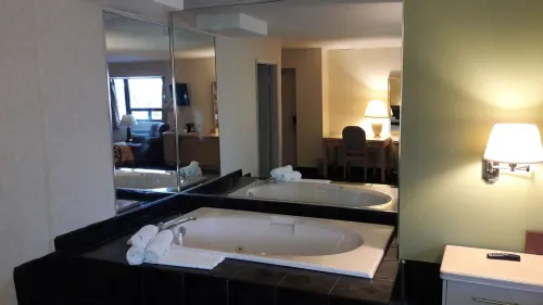 Super 8 by Wyndham Niagara Falls North Rooms Photos