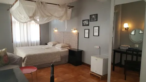 Q-Bar & Guesthouse Rooms Photos