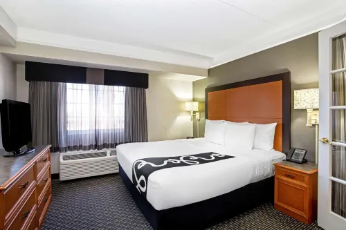 La Quinta Inn & Suites by Wyndham Tucson Airport Rooms Photos