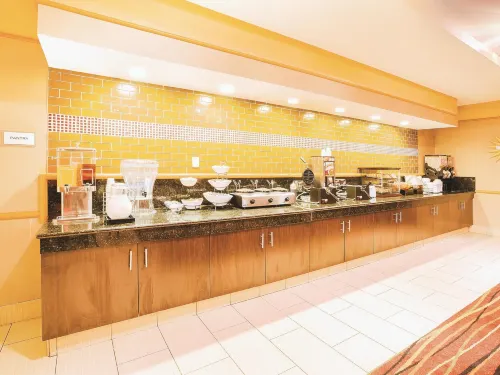 La Quinta Inn & Suites by Wyndham Cincinnati Airpt Florence Dining Photos