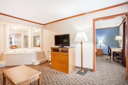 Baymont by Wyndham Madison Heights Detroit Area Photos