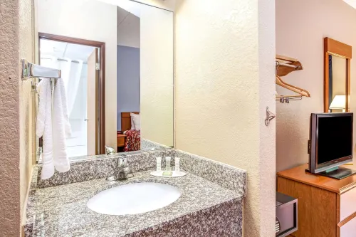 Super 8 by Wyndham Mahwah Rooms Photos