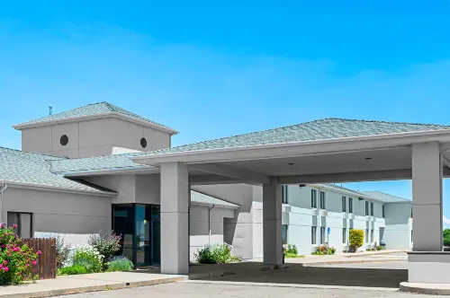Rodeway Inn & Suites Exterior Photos