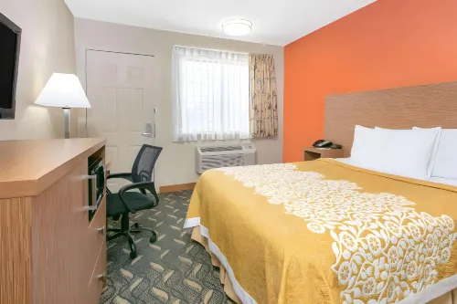 Days Inn & Suites by Wyndham Arlington Near Six Flags Rooms Photos