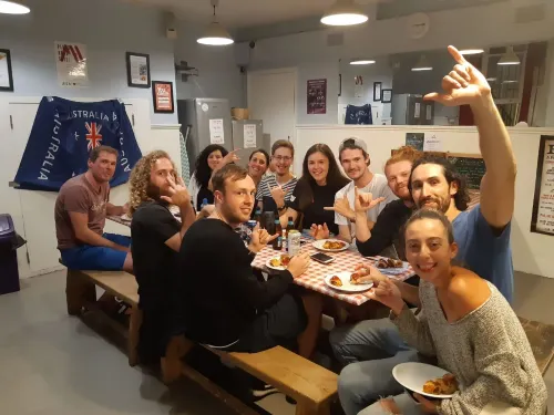 Astor Kensington Hostel Makanan Photos