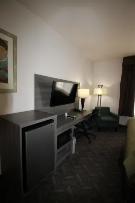 Quality Inn & Suites Airport West Photos