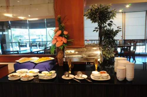 New Travel Lodge Hotel Ruokailu Photos