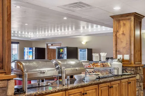Comfort Inn at Convention Center Restauration Photos